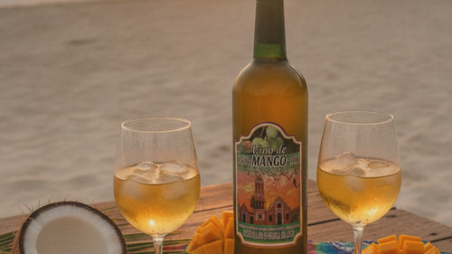 Vino de Mango sirviéndose en la playa